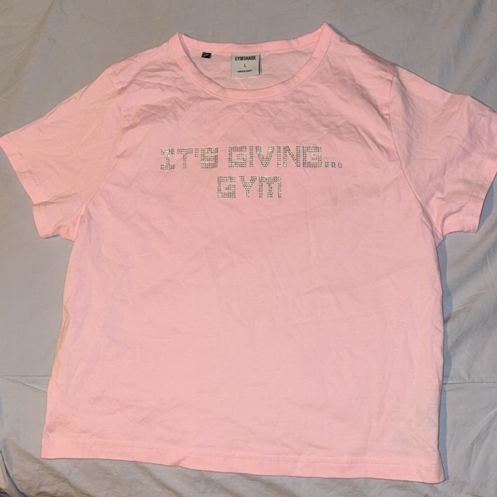 SOLD to @lexihardeman1 
New Gymshark ITS GIVING GYM BABY T-SHIRT Pink Size L
